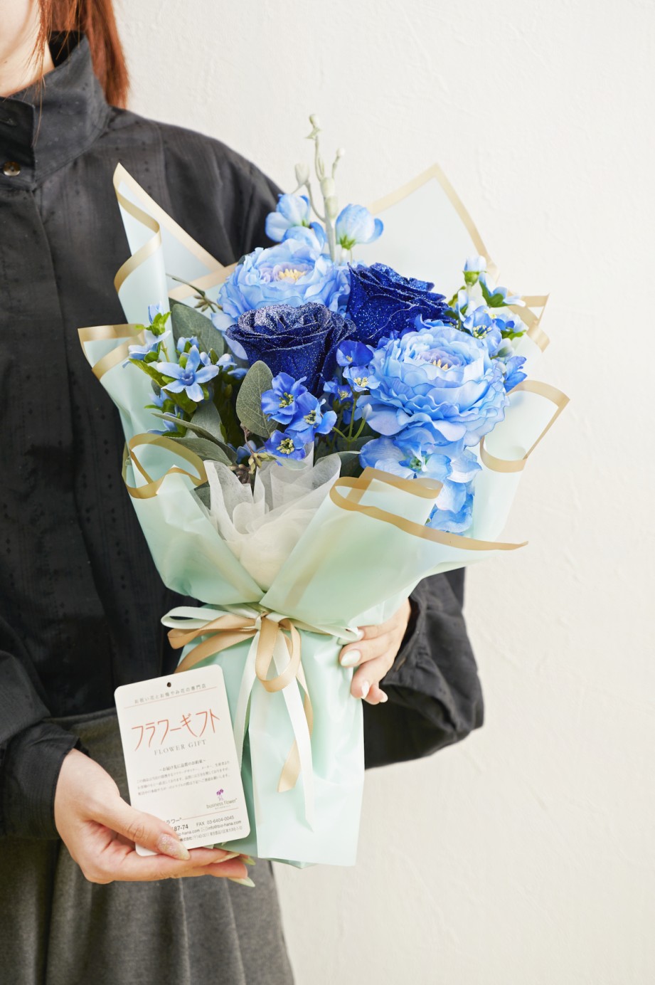<p>ラメ付きの造花を使用したキラキラ輝くブーケ。様々な用途に使いやすいサイズの商品です。</p>