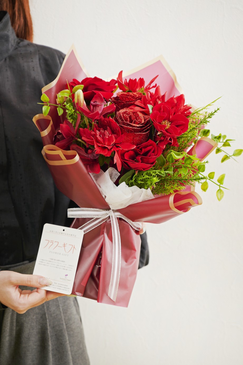<p>ラメ付きの造花を使用したキラキラ輝くブーケ。様々な用途に使いやすいサイズの商品です。</p>