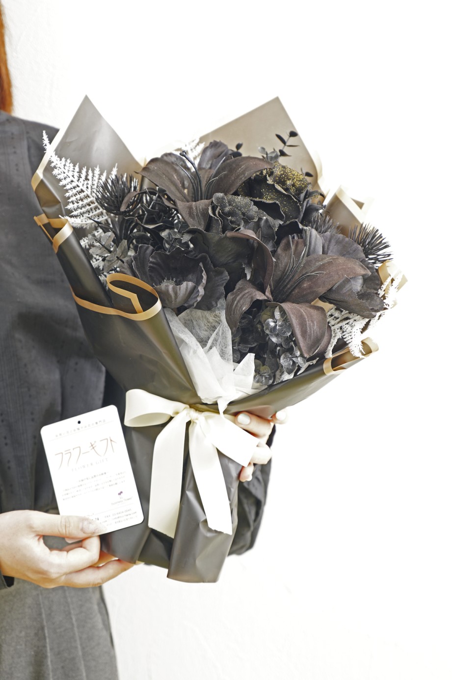 <p>ラメ付きの造花を使用したキラキラ輝くブーケ。様々な用途に使いやすいサイズの商品です。</p>