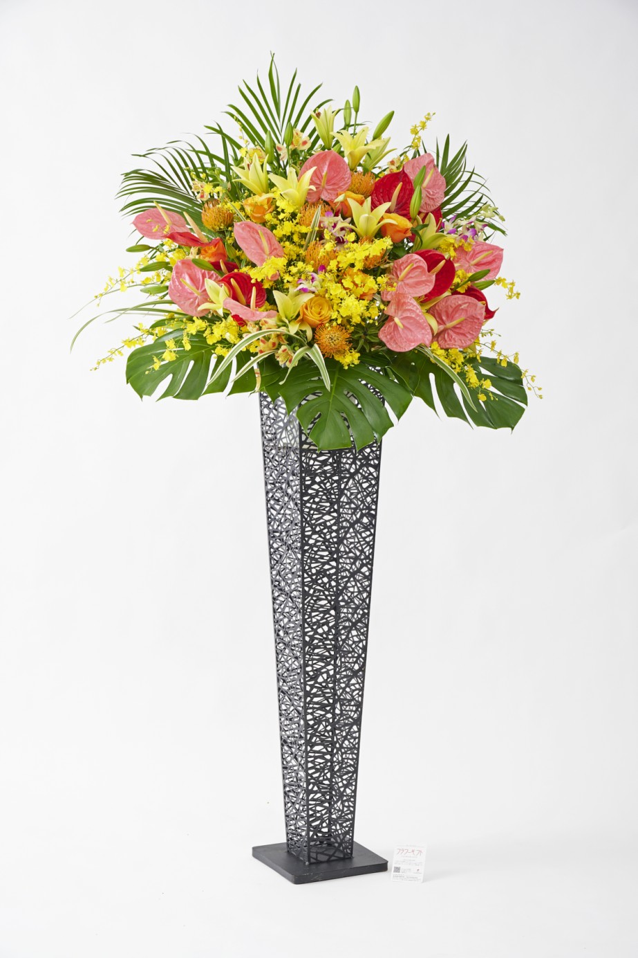 <p>黒ブリキのお洒落な花器を使用したスタンド花です。</p>