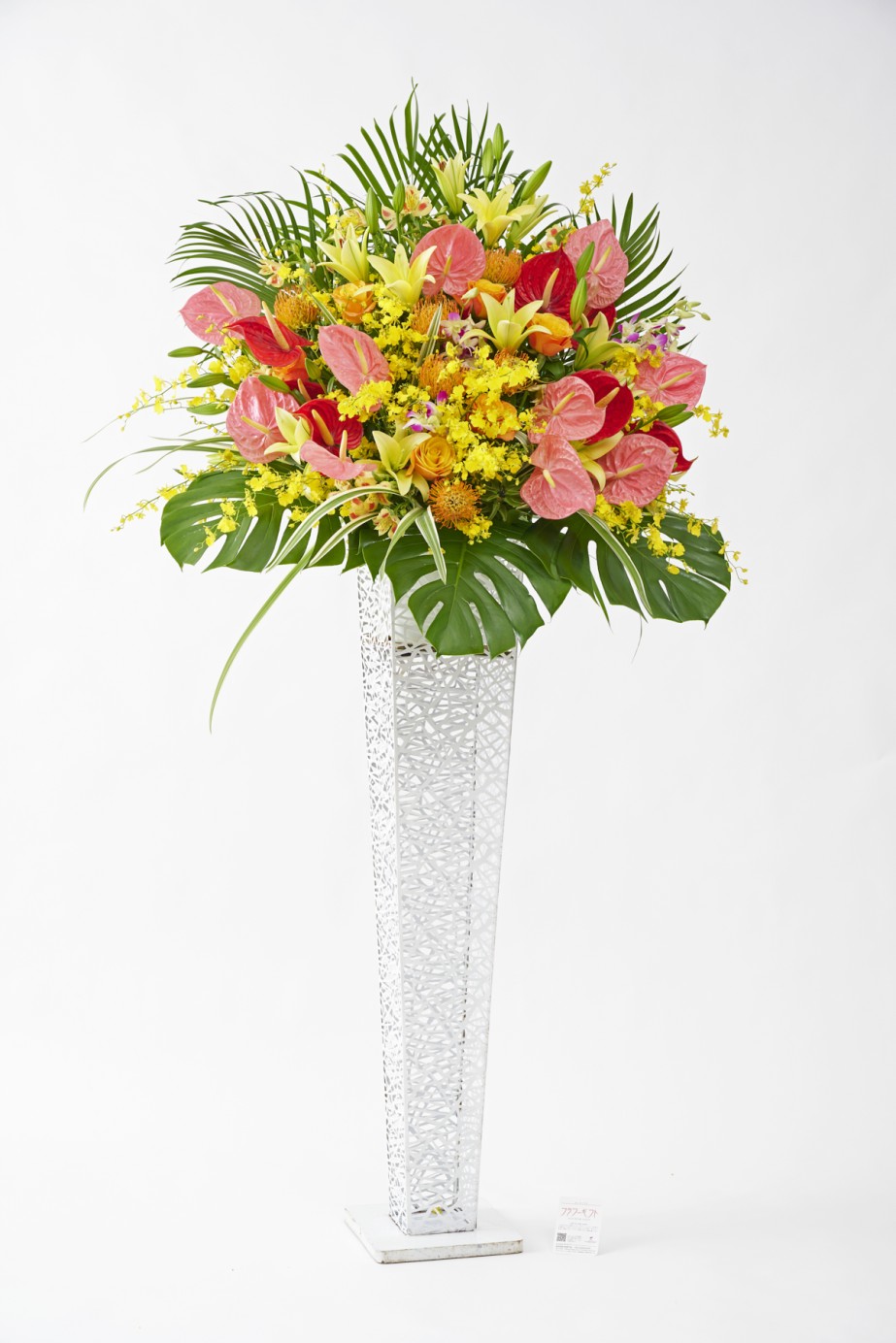 <p>白ブリキのお洒落な花器を使用したスタンド花です。</p>