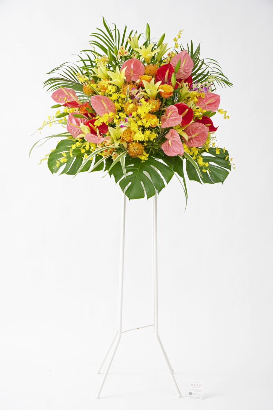 <p>元気で明るい印象のスタンド花ですので、様々なご用途での贈答花としてお使いいただけます。</p>