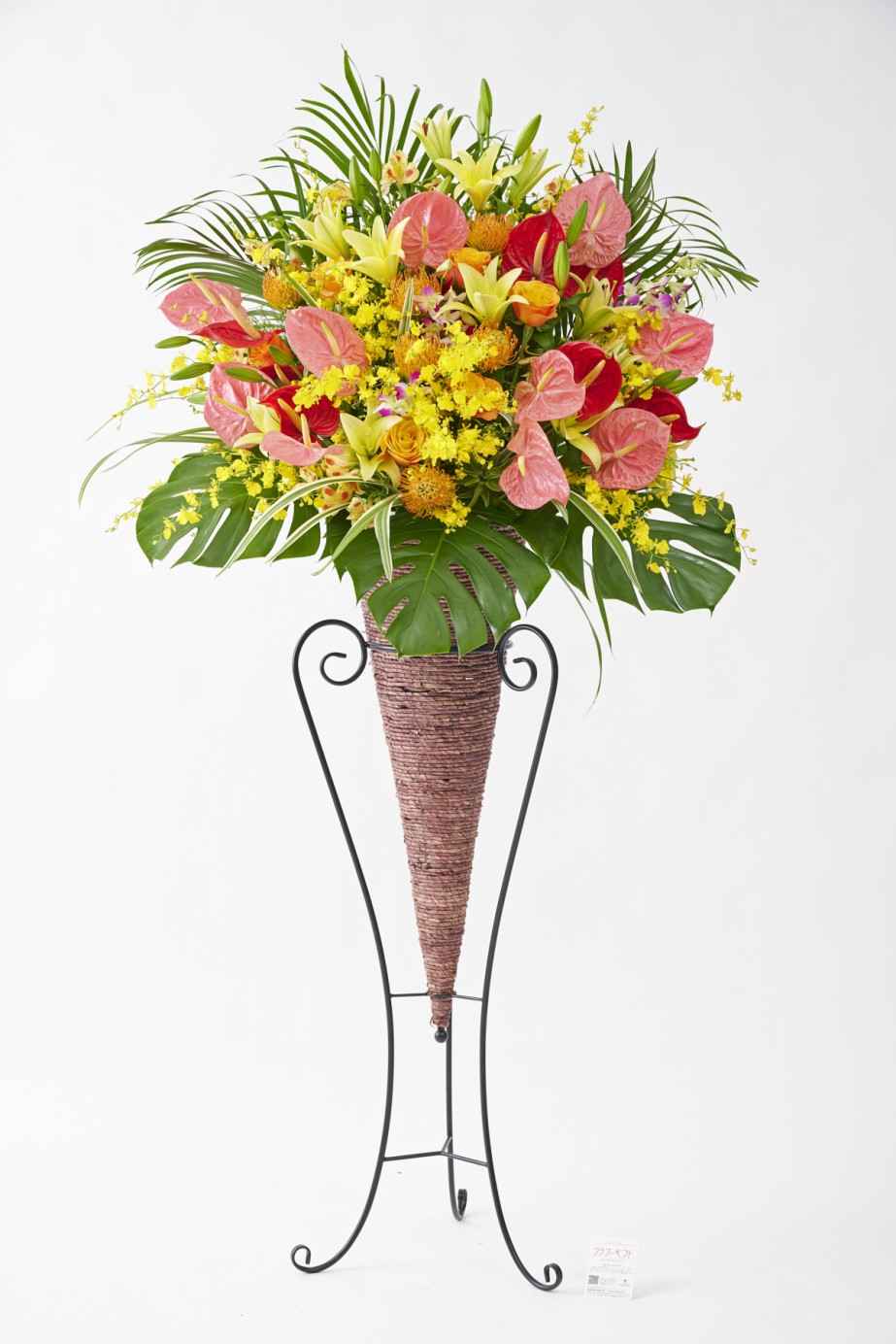 <p>コーン型のお洒落な花器を使用したスタンド花です。</p>