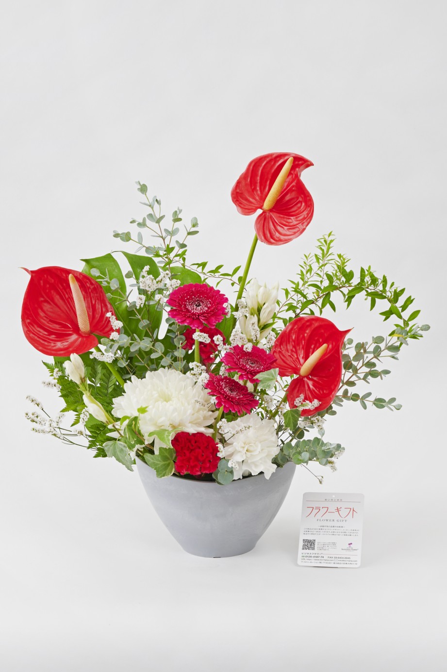 <p>お祝いの席を彩る華やかな花として、贈る方の気持ちをしっかりと届けてくれるアレンジメントです。</p>
