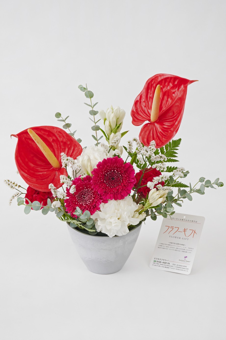 <p>お祝いの席を彩る華やかな花として、贈る方の気持ちをしっかりと届けてくれるアレンジメントです。</p>