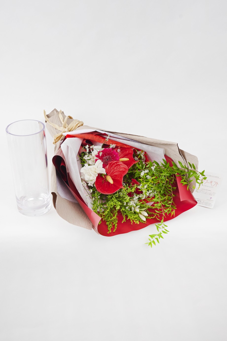 <p>お祝いの場を彩る華やかな花として、贈る方の気持ちをしっかりと届けてくれるアレンジメントです。</p>