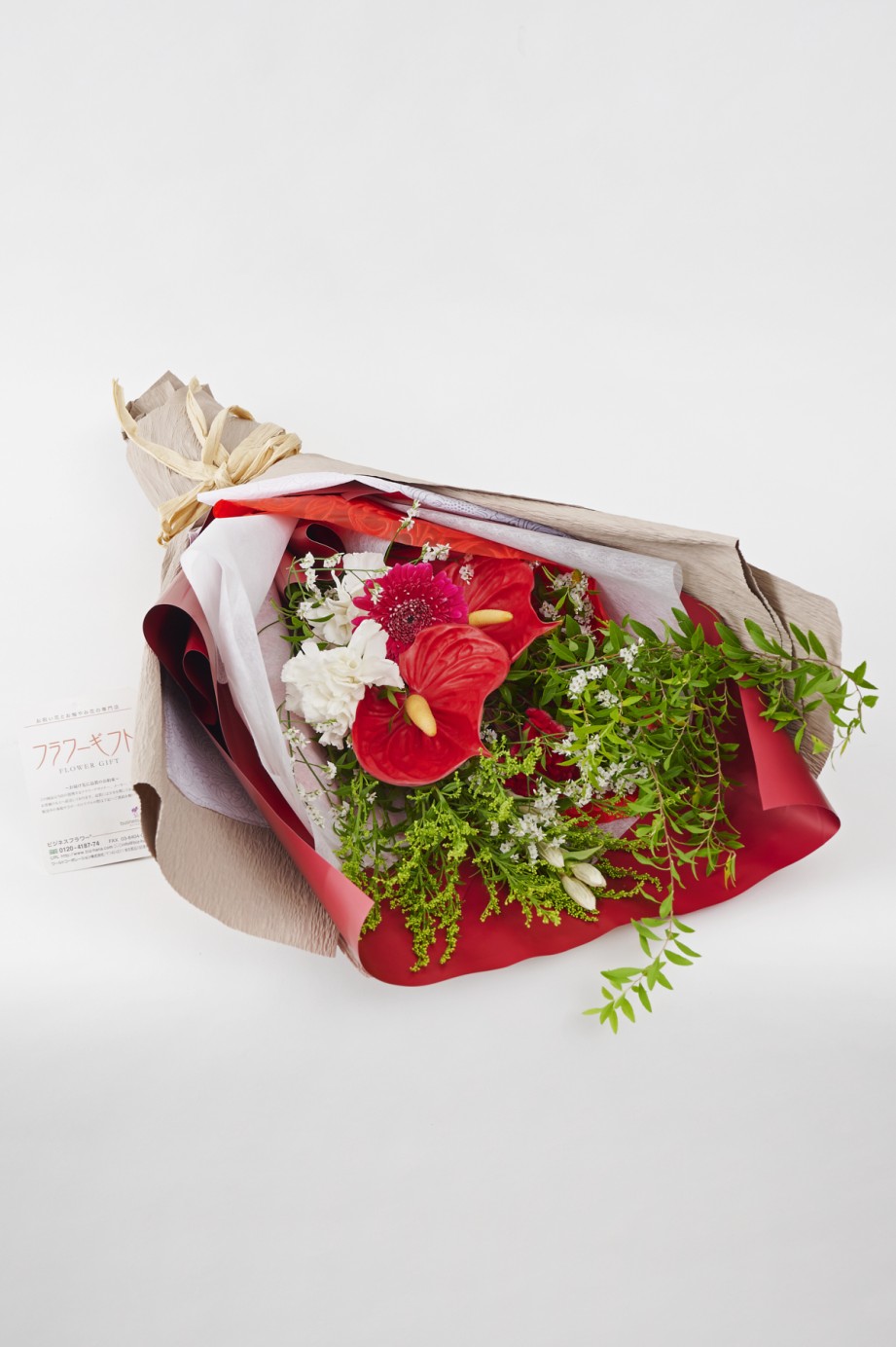 <p>お祝いの場を彩る華やかな花として、贈る方の気持ちをしっかりと届けてくれるアレンジメントです。</p>