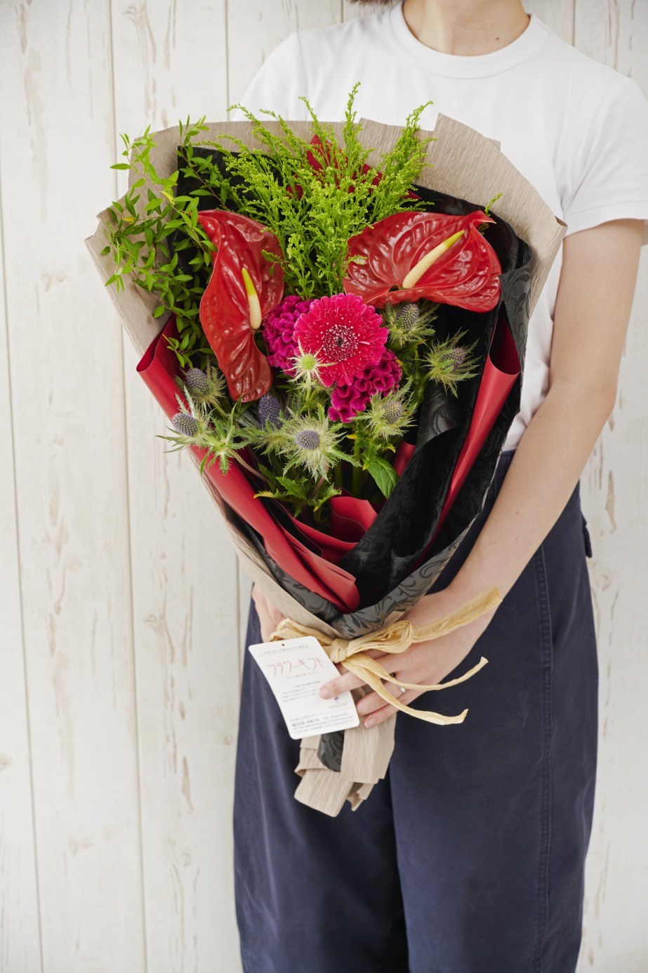 人気のアンスリウム使用した深みのある色彩で魅せるシックな大人の花束をお届け